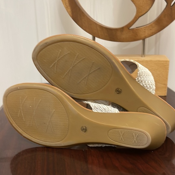 LIZ CLAIBORNE Thong Flip Flop Wedge Sandals — 8 US (white) - Picture 7 of 7